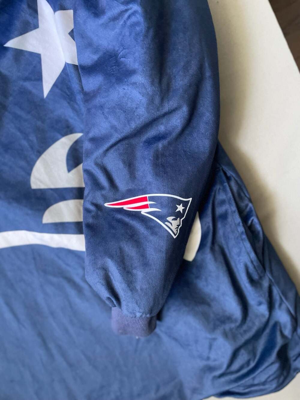New England Patriots Oversized Sherpa-Lined Wearable Blanket Hoodie - Picture 3 of 8